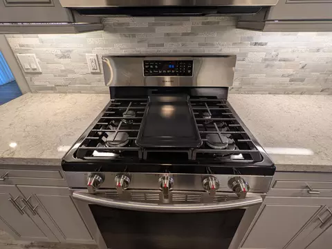 Kitchen - 607 Pondera St E, Lancaster, CA 93535 photo 4 of 5