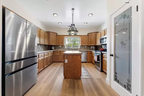 Kitchen - 28341 Braeburn Dr, Tehachapi, CA 93561 photo 1 of 2