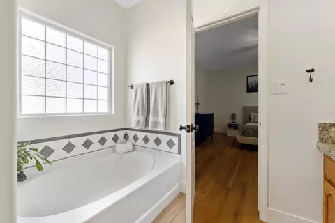 Bath - 28341 Braeburn Dr, Tehachapi, CA 93561 photo 3 of 4