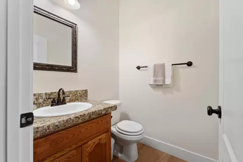 Bath - 28341 Braeburn Dr, Tehachapi, CA 93561 photo 4 of 4