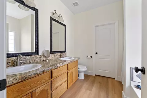Bath - 28341 Braeburn Dr, Tehachapi, CA 93561 photo 2 of 4