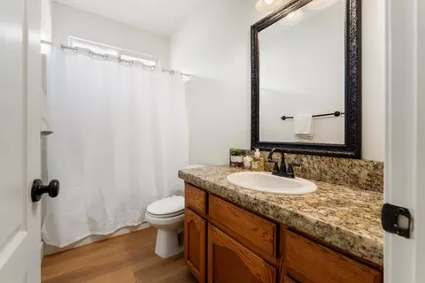 Bath - 28341 Braeburn Dr, Tehachapi, CA 93561 photo 1 of 4