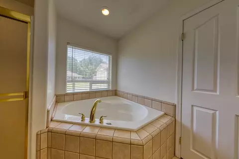 Bath - 29571 Jamaica Dunes Dr, Tehachapi, CA 93561 photo 3 of 4