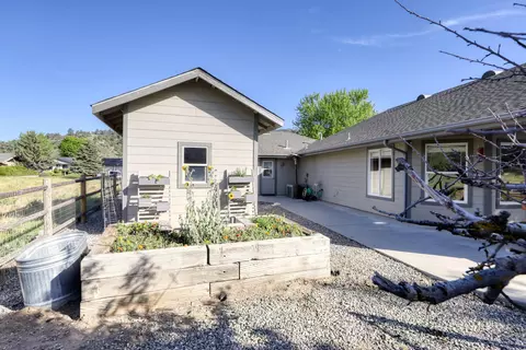 Exterior - 29571 Jamaica Dunes Dr, Tehachapi, CA 93561 photo 7 of 8