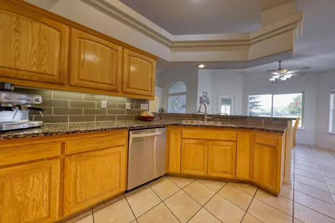 Kitchen - 29571 Jamaica Dunes Dr, Tehachapi, CA 93561 photo 4 of 4