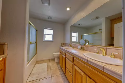 Bath - 29571 Jamaica Dunes Dr, Tehachapi, CA 93561 photo 1 of 4