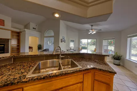 Kitchen - 29571 Jamaica Dunes Dr, Tehachapi, CA 93561 photo 3 of 4