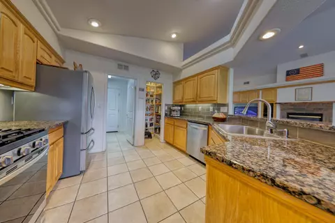 Kitchen - 29571 Jamaica Dunes Dr, Tehachapi, CA 93561 photo 1 of 4