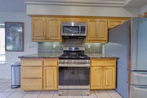 Kitchen - 29571 Jamaica Dunes Dr, Tehachapi, CA 93561 photo 2 of 4