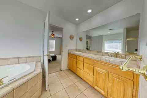 Bath - 29571 Jamaica Dunes Dr, Tehachapi, CA 93561 photo 2 of 4