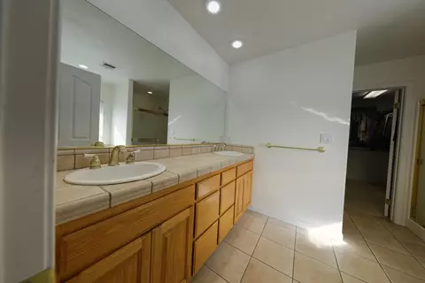 Bath - 29571 Jamaica Dunes Dr, Tehachapi, CA 93561 photo 4 of 4