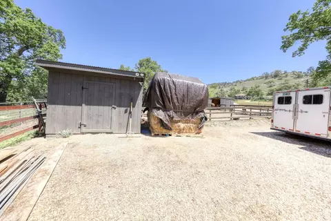 Exterior - 26701 Sutter Ct, Tehachapi, CA 93561 photo 13 of 18