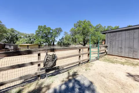 Exterior - 26701 Sutter Ct, Tehachapi, CA 93561 photo 11 of 18