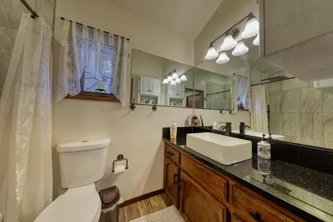 Bath - 26701 Sutter Ct, Tehachapi, CA 93561 photo 1 of 4