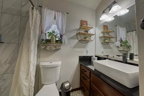 Bath - 26701 Sutter Ct, Tehachapi, CA 93561 photo 3 of 4