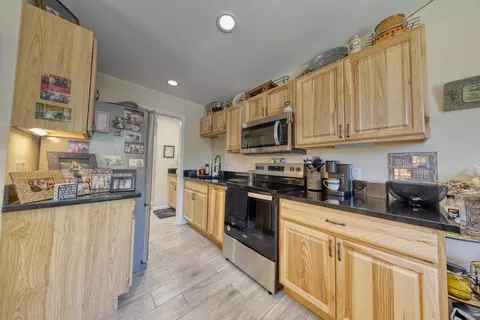 Kitchen - 26701 Sutter Ct, Tehachapi, CA 93561 photo 7 of 9