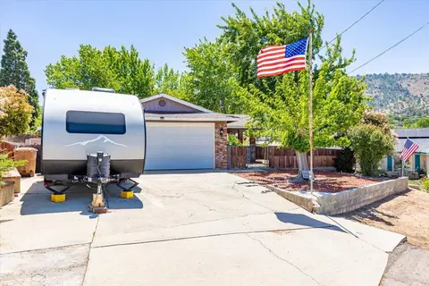 21104 Hillcrest Ct, Tehachapi, CA 93561