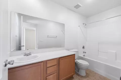 Bath - 7150 Lyric Ave, Lancaster, CA 93536 photo 1 of 2