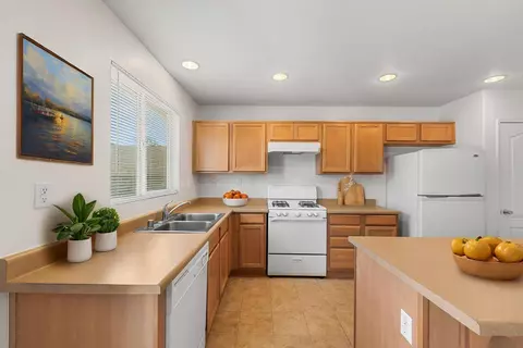 Kitchen - 7150 Lyric Ave, Lancaster, CA 93536 photo 4 of 6