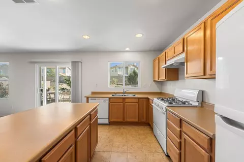 Kitchen - 7150 Lyric Ave, Lancaster, CA 93536 photo 5 of 6