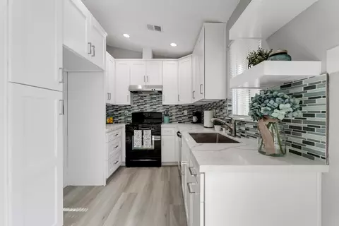 Kitchen - 43638 Oleander St, Lancaster, CA 93535 photo 1 of 1