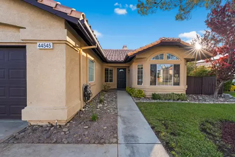 44545 Shadowcrest Dr, Lancaster, CA 93536 photo 2