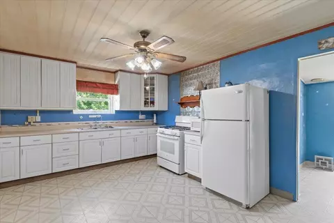 Kitchen - 43120 7th Street E St E, Lancaster, CA 93535 photo 2 of 2