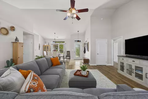Entry Way - 24350 Deertrail Dr, Tehachapi, CA 93561 photo 3 of 5