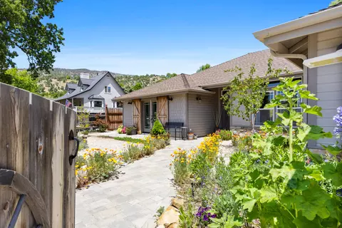 Exterior - 24350 Deertrail Dr, Tehachapi, CA 93561 photo 4 of 7