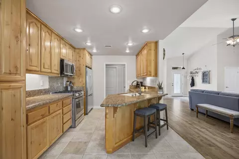Kitchen - 24350 Deertrail Dr, Tehachapi, CA 93561 photo 2 of 5
