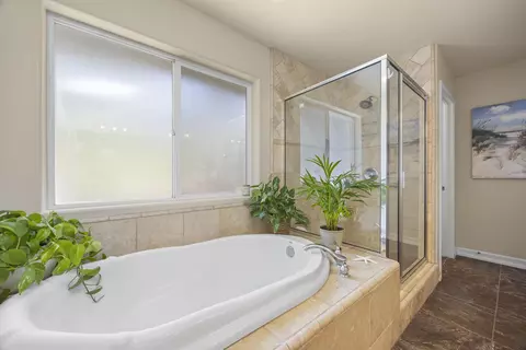 Bath - 24350 Deertrail Dr, Tehachapi, CA 93561 photo 2 of 4