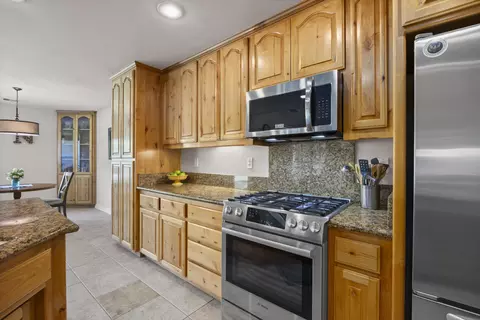 Kitchen - 24350 Deertrail Dr, Tehachapi, CA 93561 photo 3 of 5