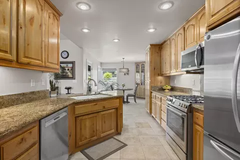 Kitchen - 24350 Deertrail Dr, Tehachapi, CA 93561 photo 4 of 5