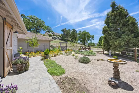 Exterior - 24350 Deertrail Dr, Tehachapi, CA 93561 photo 5 of 7