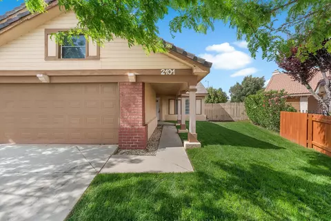 Exterior - 2101 Thomas Dr, Lancaster, CA 93535 photo 4 of 9