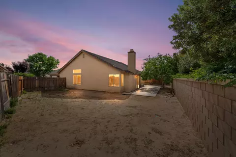 Exterior - 2101 Thomas Dr, Lancaster, CA 93535 photo 8 of 9