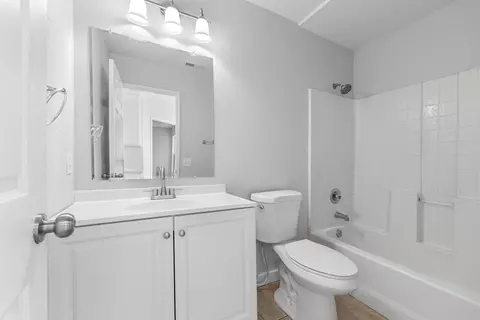 Bath - 2101 Thomas Dr, Lancaster, CA 93535 photo 2 of 2