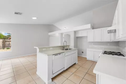 Kitchen - 2101 Thomas Dr, Lancaster, CA 93535 photo 2 of 5
