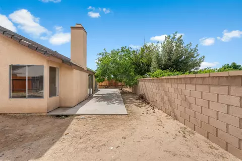 Exterior - 2101 Thomas Dr, Lancaster, CA 93535 photo 6 of 9