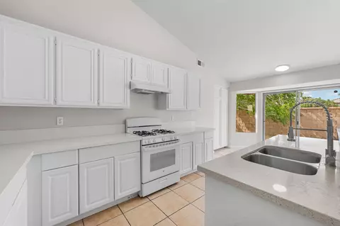 Kitchen - 2101 Thomas Dr, Lancaster, CA 93535 photo 4 of 5