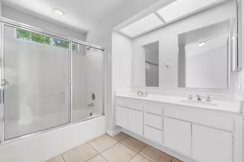 Bath - 2101 Thomas Dr, Lancaster, CA 93535 photo 1 of 2