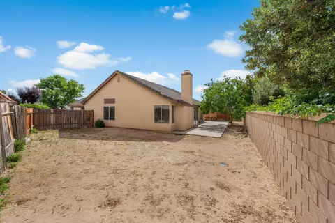 Exterior - 2101 Thomas Dr, Lancaster, CA 93535 photo 7 of 9