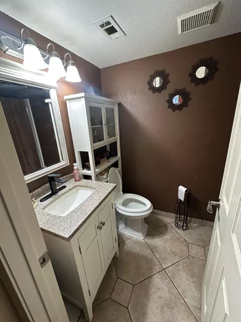 Bath - 37847 Tackstem St, Palmdale, CA 93552 photo 1 of 1