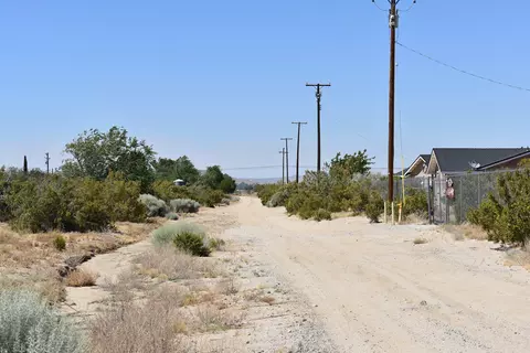 36261 166th St E, Llano, CA 93591