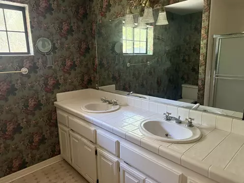 Bath - 22600 Sunrise Ct, Tehachapi, CA 93561 photo 5 of 5