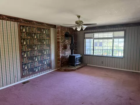 Living - 22600 Sunrise Ct, Tehachapi, CA 93561 photo 1 of 3