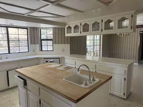 Kitchen - 22600 Sunrise Ct, Tehachapi, CA 93561 photo 2 of 3