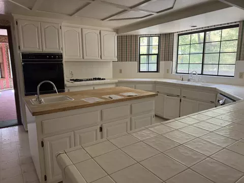 Kitchen - 22600 Sunrise Ct, Tehachapi, CA 93561 photo 1 of 3