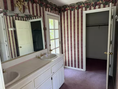 Bath - 22600 Sunrise Ct, Tehachapi, CA 93561 photo 4 of 5