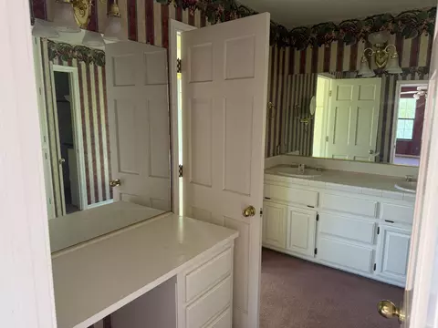 Bath - 22600 Sunrise Ct, Tehachapi, CA 93561 photo 2 of 5
